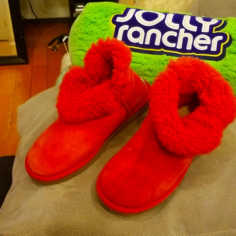 I'm sell a pair of UGG Size 8 use but in fair condition